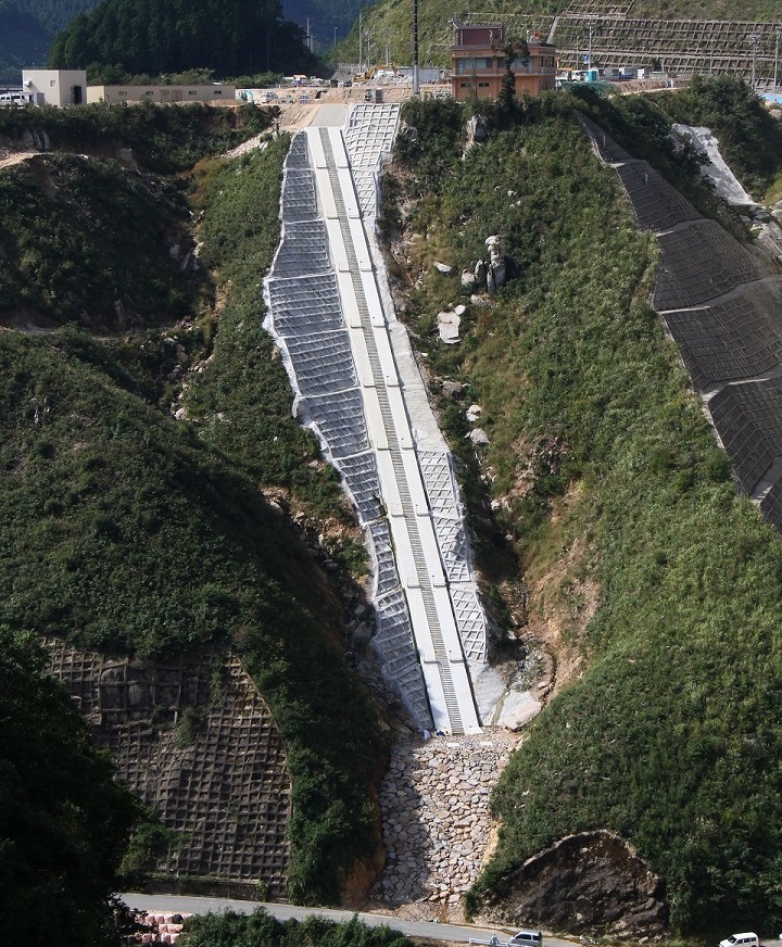 五ヶ山ダム係船設備 基礎工事 写真 五ヶ山ダム係船設備 基礎工事 写真